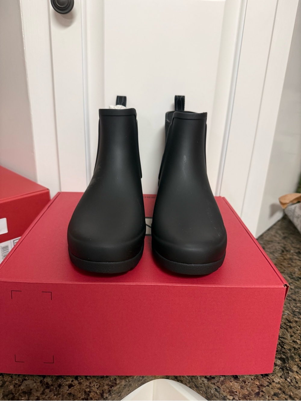 New In Box Hunter Boots Women’s Refined Chelsea Boot Black Women’s Size 7